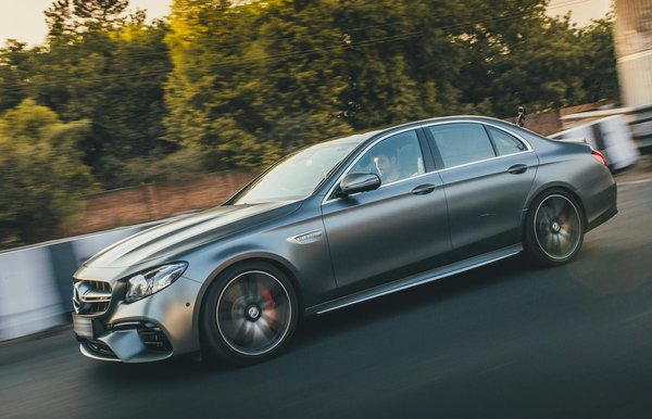 Welche klimatischen herausforderungen beeinflussen die anforderungen an fahrzeugverglasungen weltweit?